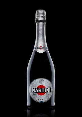 Londra, İngiltere - 24 Kasım 2017: Şişe ve kadeh köpüklü şarap Martini Asti siyah. İtalya'da üretilen