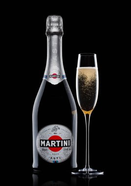 Londra, İngiltere - 24 Kasım 2017: Şişe ve kadeh köpüklü şarap Martini Asti siyah. İtalya'da üretilen
