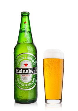 Londra, İngiltere - 24 Kasım 2017: Şişe ve cam Heineken bira bira beyaz arka plan üzerinde. Heineken Heineken International, amiral gemisi ürünü