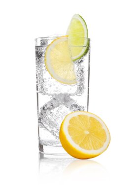 Bardak köpüklü su soda içecek limonata