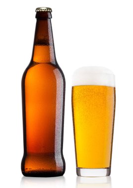 Soğuk şişe ve bardak lager bira köpük ile 