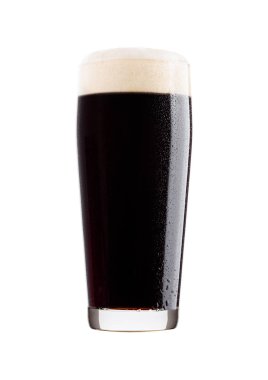 Köpük ve çiy ile koyu bira bardak soğuk