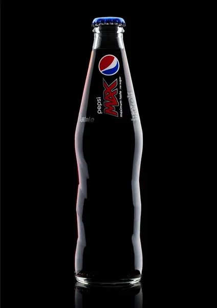 London, UK - 9. Juni 2017: Glasflasche Pepsi Cola Softdrink auf black.american multinationales Nahrungsmittel- und Getränkeunternehmen — Stockfoto