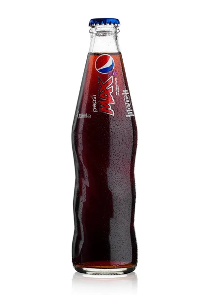Λονδίνο, Ηνωμένο Βασίλειο - 9 Ιουνίου 2017: Γυάλινο μπουκάλι των κερασιών Pepsi Cola αναψυκτικό σε λευκό. Αμερικανική πολυεθνική εταιρεία τροφίμων και ποτών — Φωτογραφία Αρχείου