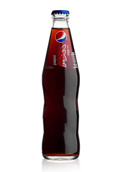 LONDRES, Reino Unido - 9 de junio de 2017: Botella de vidrio de Cherry Pepsi Cola refresco en blanco.Empresa multinacional estadounidense de alimentos y bebidas — Foto de Stock