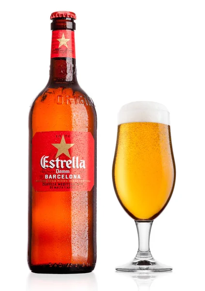 LONDRA, Regno Unito - 24 novembre 2017: Bottiglia e bicchiere di birra Estrella Damm su sfondo bianco, Estrella Damm è una birra pilsner, prodotta a Barcellona . — Foto Stock