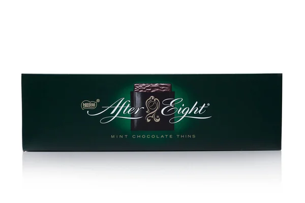 Londýn, Uk - 24 listopadu 2017: Po osmi mint chocolate box na bílém pozadí. Založena v roce 1962, po osmi je uznávána jako přední značka mincovny čokoláda. — Stock fotografie