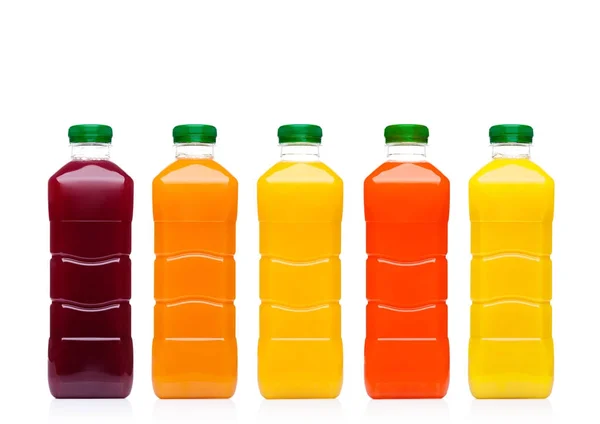 Beyaz üzerine taze organik meyve suyu ile cam şişe