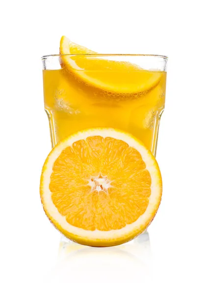 Vasos con refresco de naranja y cubitos de hielo — Foto de Stock