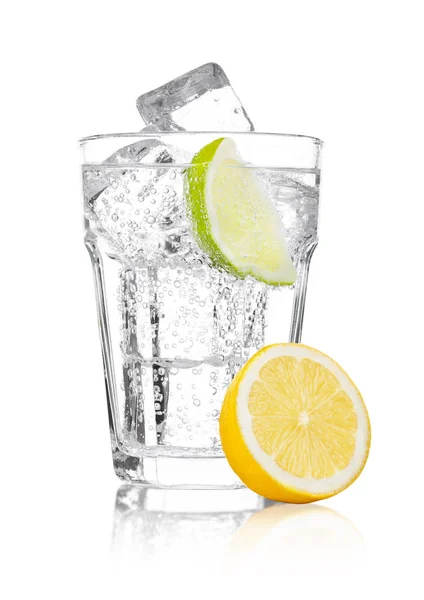 Glas mousserande vatten soda dricka lemonad — Stockfoto