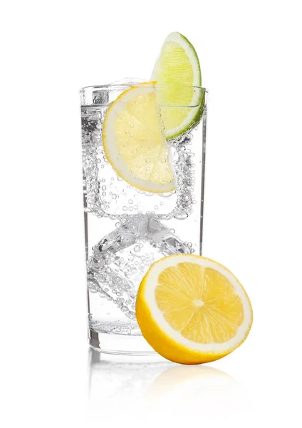 Bicchiere di acqua frizzante soda bere limonata — Foto Stock