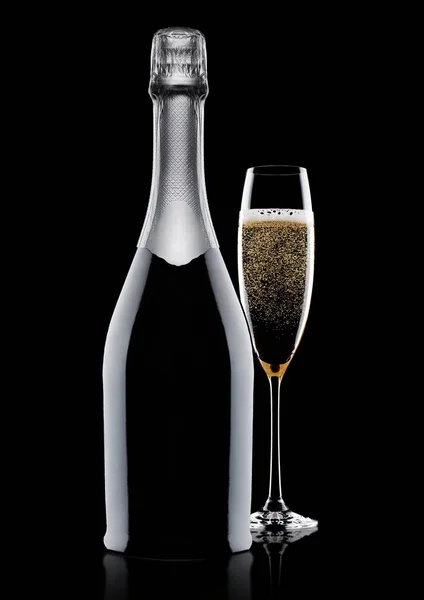 Láhev a žluté šampaňské na černém pozadí — Stock fotografie