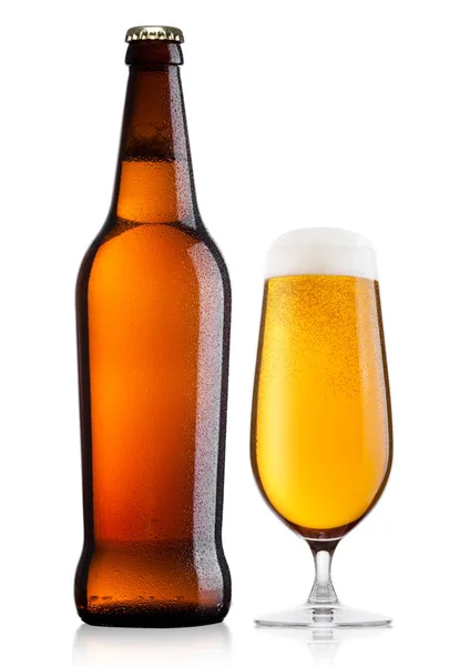 Bottiglia fredda e bicchiere di birra lager con schiuma — Foto Stock