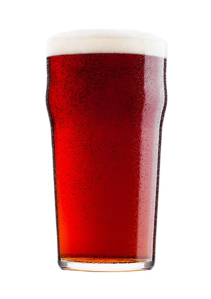 Холодний келих червоного гіркого пива з піною і росою — стокове фото