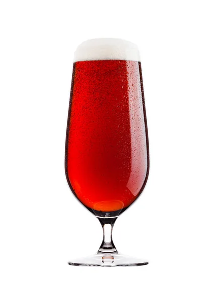 Sticlă rece de bere roșie amară cu spumă și rouă — Fotografie, imagine de stoc