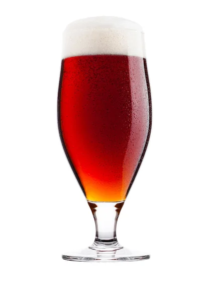 Sticlă rece de bere roșie amară cu spumă și rouă — Fotografie, imagine de stoc