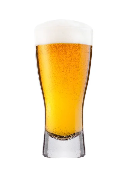 Bicchiere freddo di birra lager con schiuma e rugiada — Foto Stock
