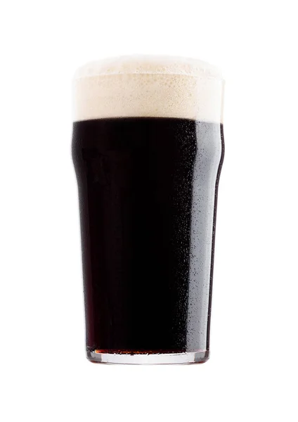 Холодний келих темного пива з піною і росою — стокове фото