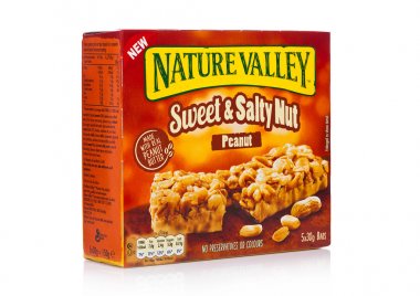 Londra, İngiltere - 01 Aralık 2017: Nature Valley gevrek granola barlar ile fıstık beyaz ile bir kutusunda. Nature Valley snack bar General Mills markasıdır.