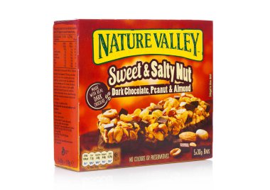 Londra, İngiltere - 01 Aralık 2017: Nature Valley gevrek granola barlar fıstık ve karamel ile beyaz bir kutusunda. Nature Valley snack bar General Mills markasıdır.
