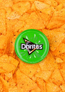 Londra, İngiltere - 01 Aralık 2017: Doritos tortilla cips hafif Salsa sos ile