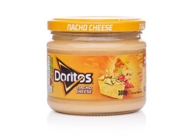 Londra, İngiltere - 01 Aralık 2017: Doritos tortilla cips Nacho Peynir Dip ile beyaz