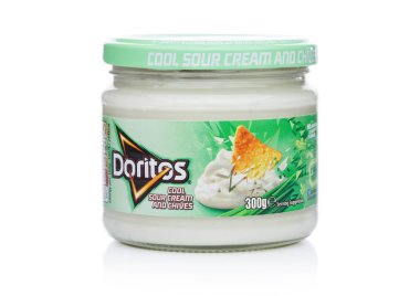 Londra, İngiltere - 01 Aralık 2017: Doritos tortilla cips konteyner ile serin ekşi krema ve Frenk soğanı Dip beyaz