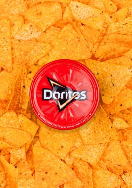 Londra, İngiltere - 01 Aralık 2017: Doritos tortilla cips sıcak Salsa sos ile 