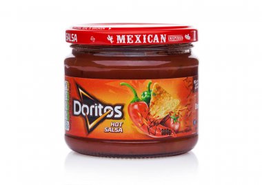 Londra, İngiltere - 01 Aralık 2017: Doritos tortilla cips beyaz üzerine sıcak Salsa sos ile 