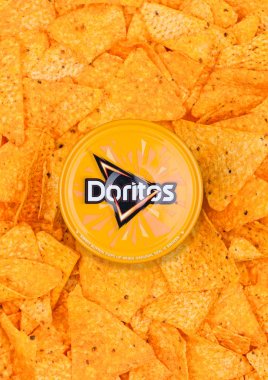 Londra, İngiltere - 01 Aralık 2017: Doritos tortilla cips Nacho Peynir Dip ile 