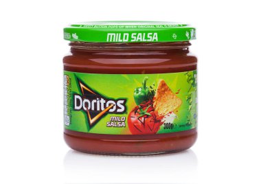 Londra, İngiltere - 01 Aralık 2017: Doritos tortilla cips beyaz üzerine hafif Salsa sos ile
