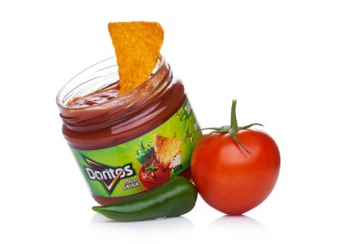 Londra, İngiltere - 01 Aralık 2017: Doritos tortilla cips beyaz üzerine hafif Salsa sos ile