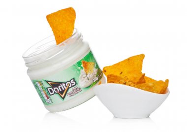 Londra, İngiltere - 01 Aralık 2017: Doritos tortilla cips Nacho Peynir Dip ile beyaz