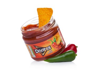 Londra, İngiltere - 01 Aralık 2017: Doritos tortilla cips sıcak Salsa daldırma ile domates ve biber beyaz ile.