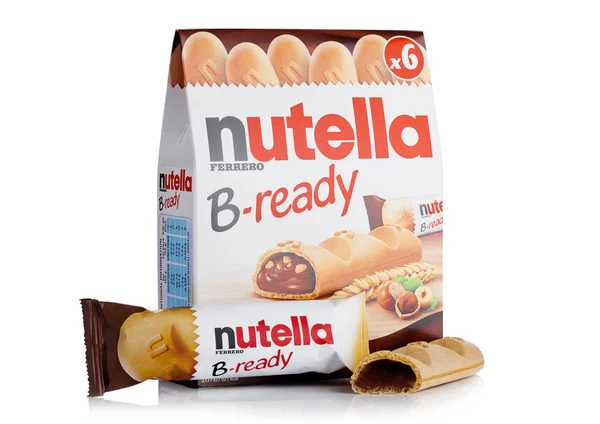 ЛОНДОН, Великобритания - 01 ДЕКАБРЯ 2017: Nutella B-Ready chocolate bars nox on white.Nutella is the brand name of a chocolate hazelnut — стоковое фото