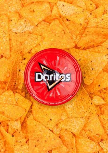 ЛОНДОН, Великобритания - 01 ДЕКАБРЯ 2017 года: чипсы Doritos с тортильей с горячим соусом сальсы — стоковое фото