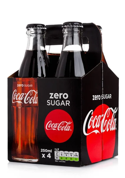 ЛОНДОН, Великобритания - 01 ДЕКАБРЯ 2017: Бутылочные упаковки Zero Coca-Cola на белом. Кока-кола - один из самых популярных газированных продуктов в мире . — стоковое фото