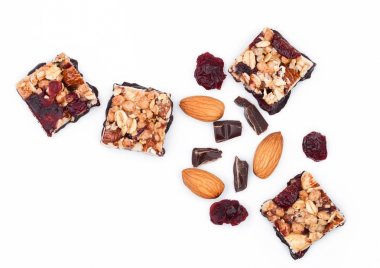 Badem ve çikolata kızılcık olan tahıl çubuk