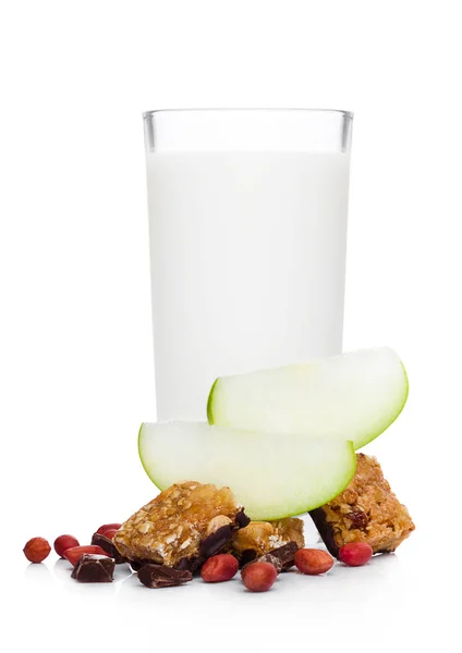 Pezzi di barretta di cereali cioccolato alle mele e bicchiere di latte — Foto Stock