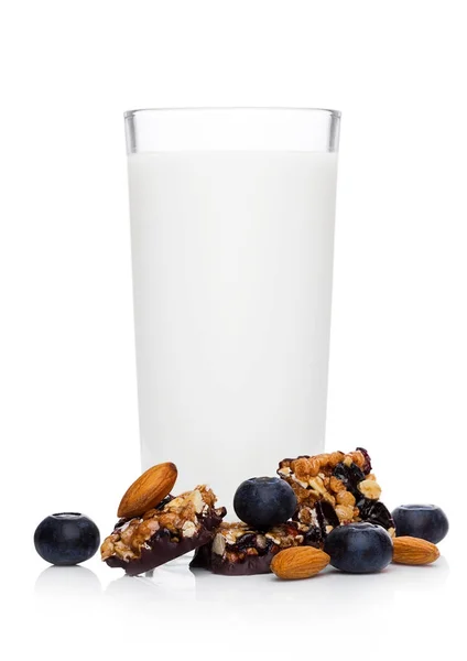 Pezzi di barretta di cereali mirtilli e bicchiere di latte — Foto Stock
