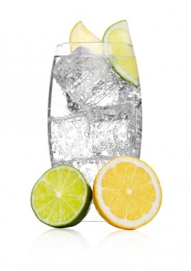 Bardak köpüklü su soda içecek limonata