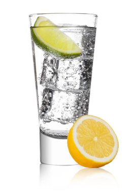 Bardak köpüklü su soda içecek limonata