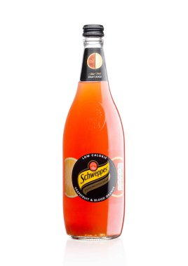 Londra, İngiltere-07 Aralık 2017: Schweppes şişe grapefruitjuice köpüklü içecek beyaz.