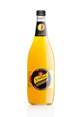Londra, İngiltere-07 Aralık 2017: Schweppes şişe portakal suyu beyaz köpüklü içecek.