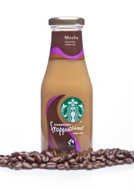 Londra, İngiltere-07 Aralık 2017: Starbucks frappuccino kahve içki beyaz cam şişe. Seattle merkezli Starbucks dünyanın en büyük kahvehane şirketidir.
