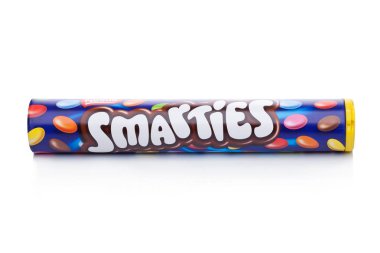 Londra, İngiltere-07 Aralık 2017: beyaz Smarties çikolata tatlılar tüp. Üretilen tarafından Nestle.