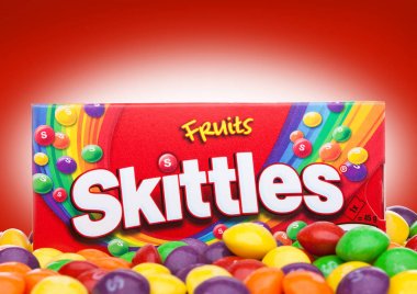 Londra, İngiltere-07 Aralık 2017: Skittles şeker paketi kırmızıya. Skittles Meyve aromalı tatlı bir markasıdır..
