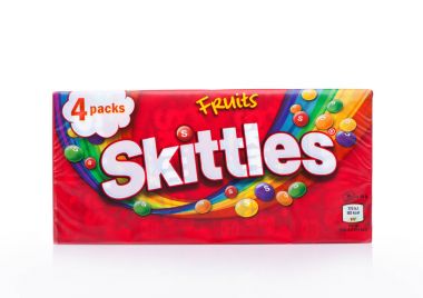 Londra, İngiltere-07 Aralık 2017: beyaz şeker şeker paketi. Skittles Meyve aromalı tatlı bir markasıdır..
