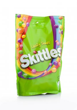Londra, İngiltere-07 Aralık 2017: Skittles şeker paketi deli kokteyli beyaz. Skittles Meyve aromalı tatlı bir markasıdır..