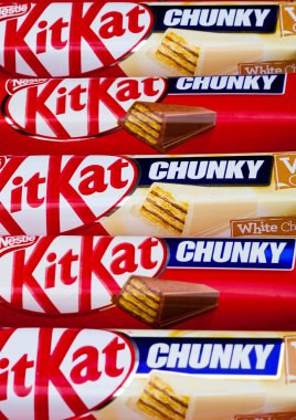 Londra, İngiltere-07 Aralık 2017: Kit Kat tıknaz çikolata beyaz beyaz çikolata bar. Barlar Kit Kat Nestle firması tarafından üretilen.